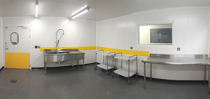 salle propre rénovée avec plaques en pvc blanche 2